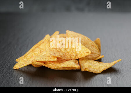 Tortilla-Nachos an dunklen Schiefer Tafel Stockfoto
