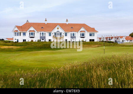 Trump Turnberry Golf Clubhaus mit Blick auf das 18. Grün auf dem Ailsa Championship Kurs, Turnberry, Ayrshire, Schottland Stockfoto