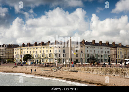 Großbritannien, Wales, Conwy, Llandudno, Mostyn Crescent und Kriegerdenkmal vom pier Stockfoto