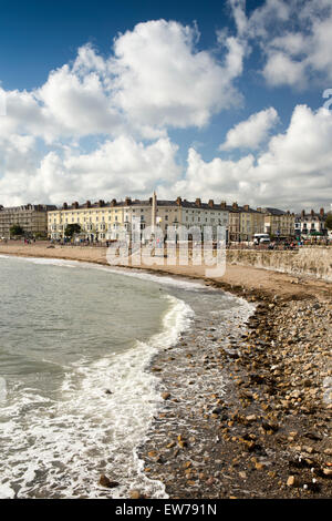 Großbritannien, Wales, Conwy, Llandudno, North Beach, Mostyn Crescent und Kriegerdenkmal vom pier Stockfoto