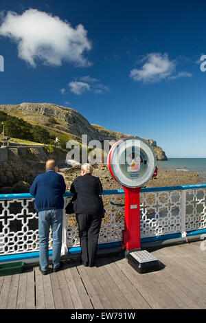 Llandudno North Beach, Pier, paar neben wiegen, Conwy, Wales, UK Maschine Blick auf Great Orme Stockfoto