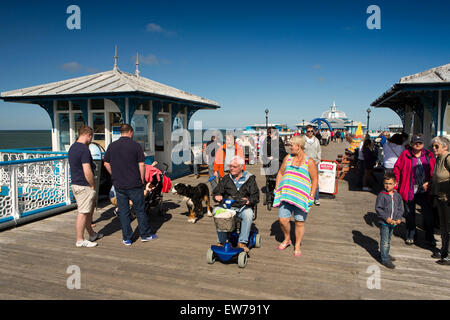 Großbritannien, Wales, Conwy, Llandudno Nordstrand, Besucher auf dem Pier im Sonnenschein Stockfoto