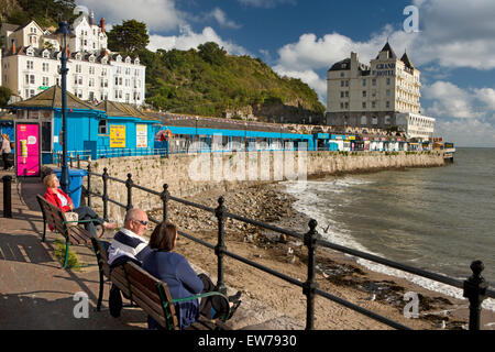 Großbritannien, Wales, Conwy, Llandudno, Besucher saßen auf den Bänken am Meer am Pier Eingang Stockfoto