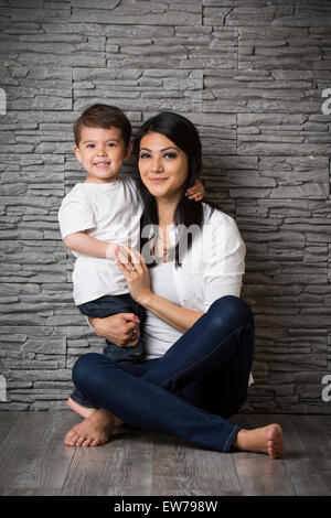 Mutter und Sohn sitzen auf dem Boden Stockfoto