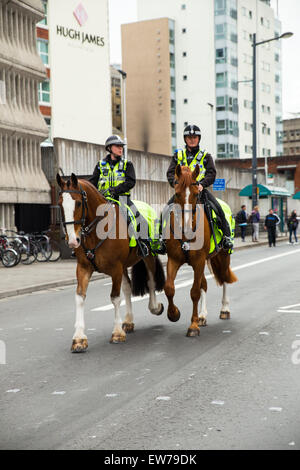 Straßen wurden gesperrt und Menschenmassen säumten die Straßen im Stadtzentrum von Cardiff heute Morgen, als die Königin zu vorliegenden neuen Regimenta angekommen Stockfoto