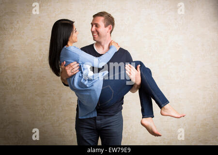 Mann trägt Frau in seinen Armen