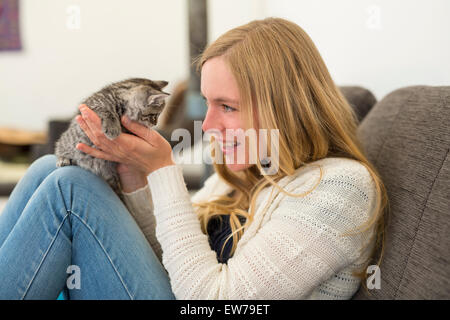 Junge Frau mit Katze Stockfoto