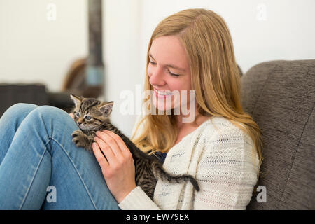 Junge Frau mit Katze Stockfoto