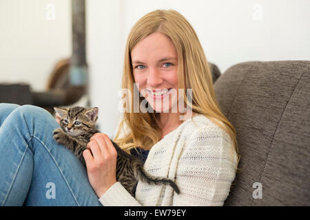 Junge Frau mit Katze Stockfoto