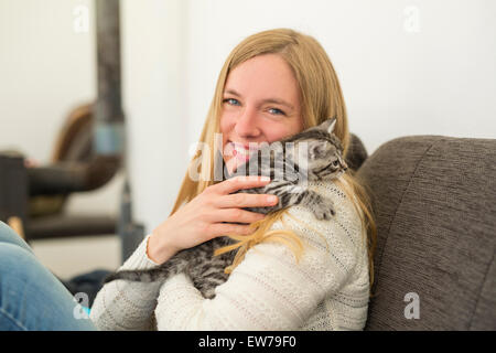 Junge Frau mit Katze Stockfoto