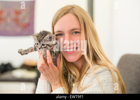 Junge Frau mit Katze Stockfoto