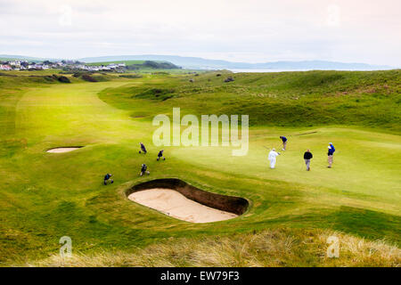 "Fin mir oot", Par 4, 5. Bohrung und der Fahrrinne von Trump Turnberry Ailsa Golfplatz mit dem Dorf von Turnberry und den Firth of Clyde, Ayrshire, Schottland Stockfoto