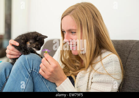 Junge Frau mit Katze Stockfoto