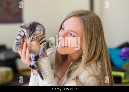 Junge Frau mit Katze Stockfoto