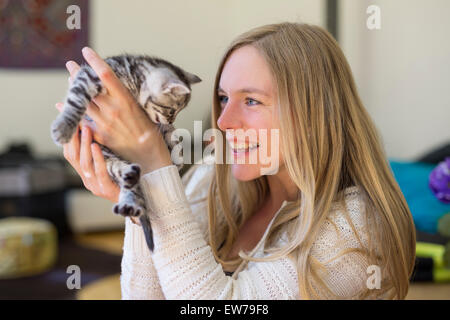 Junge Frau mit Katze Stockfoto