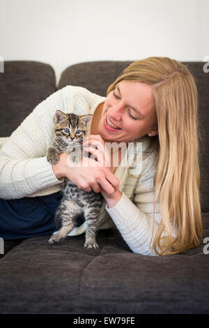 Junge Frau mit Katze Stockfoto