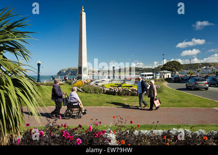 Großbritannien, Wales, Conwy, Llandudno, Gloddaeth Street, Kriegerdenkmal Obelisk und Blumenuhr Stockfoto