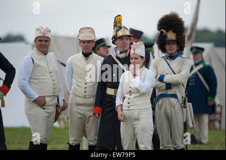 Löwen-Hügel, Waterloo, Belgien. 19. Juni 2015. Vorbereitungen beginnen für die massive Nachstellung der Schlacht von Waterloo statt über zwei Tage neben dem ursprünglichen Schlachtfeld mit Kombattanten in authentischen Kostümen militärische. Die napoleonischen Franzosen Angriff findet am Abend des 19. Juni und den Alliierten Gegenangriff am 20. Juni 2015 in möglicherweise die größte militärische Nachstellung immer gehalten. Bildnachweis: Malcolm Park Leitartikel/Alamy Live-Nachrichten Stockfoto