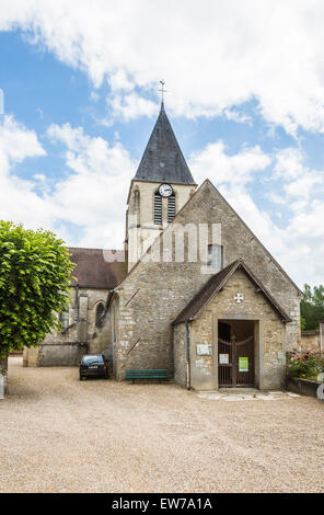 Eglise Saint-Crepin, Saint-Crepinien, Chaussy, einer traditionellen Kirche in einem kleinen französischen Dorf in Ile-de-France, Nord-Frankreich Stockfoto