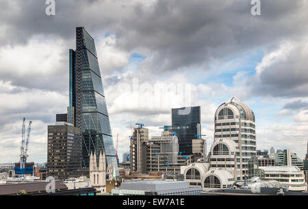 Versicherungs- und Finanzdienstleistungen Bezirk Skyline der Stadt mit den Cheesegrater, Lloyds Building und 20 Gracechurch Street, London EC3 Stockfoto