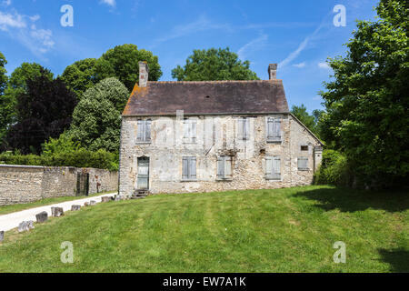 Vernachlässigt, verfallenden Steinhaus im Domaine de Villarceaux, in der Nähe von Chaussy, Ile de France, Nordfrankreich Stockfoto