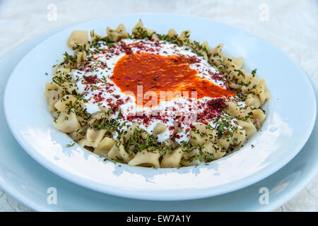 Traditionelle Manti Knödel oder türkische Ravioli serviert in einem Restaurant, Göreme, Kappadokien, Türkei Stockfoto