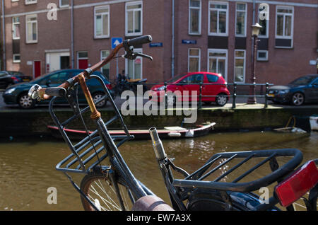 altes Fahrrad in Amsterdam ohne Sattel Stockfoto