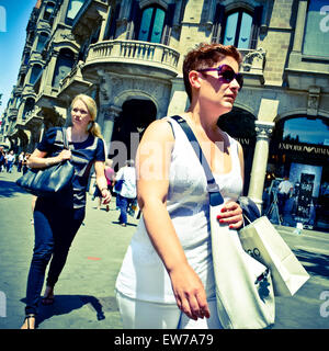 Frauen zu Fuß hinunter Passeig de Gracia. Barcelona, Katalonien, Spanien. Stockfoto