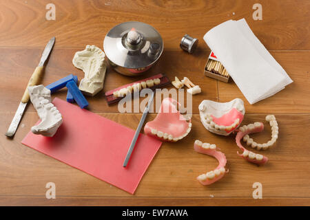 Arbeitsplatz von der Zahntechniker mit einer Reihe von Tools für die Arbeit notwendig Stockfoto