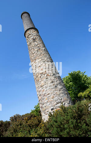 Ein alter Schornstein auf eine unbenutzte Cornish Zinnmine Stockfoto