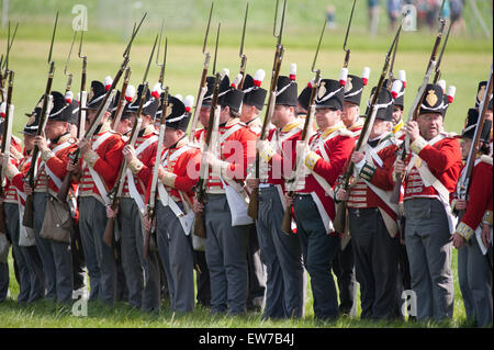 Löwen-Hügel, Waterloo, Belgien. 19. Juni 2015. Vorbereitungen beginnen für die massive Nachstellung der Schlacht von Waterloo statt über zwei Tage neben dem ursprünglichen Schlachtfeld mit Kombattanten in authentischen Kostümen militärische. Die napoleonischen Franzosen Angriff findet am Abend des 19. Juni und den Alliierten Gegenangriff am 20. Juni 2015 in möglicherweise die größte militärische Nachstellung immer gehalten. Bildnachweis: Malcolm Park Leitartikel/Alamy Live-Nachrichten Stockfoto