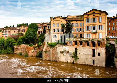 Blick über den Fluss Tarn an Häusern thront auf der Bank in Albi Stockfoto