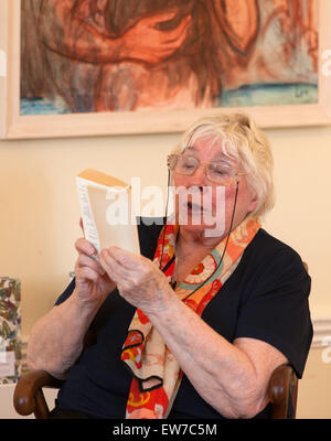 Autor Fay Weldon öffnet die erste jemals Sidmouth Literaturfestival "Sonne, Meer und Bücher" bei Kennaway House, Sidmouth, Devon