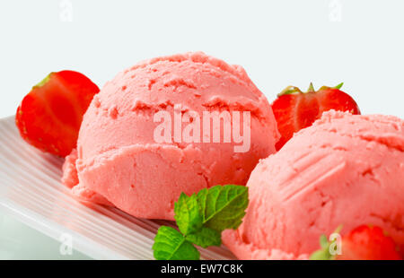 Kugeln Erdbeereis und frischen Erdbeeren Stockfoto