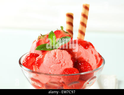 Erdbeer Eisbecher mit Wafer-sticks Stockfoto