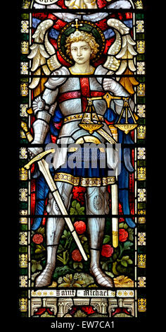 Norwich, Norfolk, England. Norwich Cathedral (1096-1145) Glasfenster zeigt St. Michael.  c1902 Denkmal Fenster Stockfoto