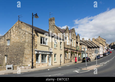 Der Bank, Barnard Castle, County Durham. Beachten Sie die ungewöhnliche schräge Strebepfeiler Wand zur Unterstützung von der Giebelseite eines Hauses auf th hinzugefügt Stockfoto
