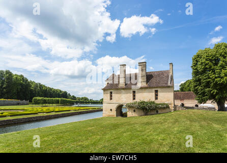 Manor Commons (Nebengebäude) und Parterre, Domaine de Villarceaux, in der Nähe von Chaussy, Ile de France, Nordfrankreich Stockfoto