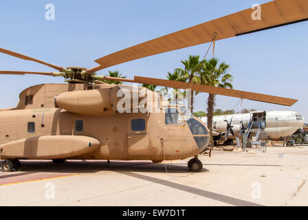 HATZERIM, ISRAEL - 27. April 2015: Israelische Luftwaffe Sikorsky CH-53 Transporthubschrauber auf dem Display in der israelischen Luftwaffe-Mus Stockfoto