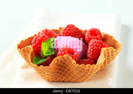 Kugel Fruchteis mit frischen Himbeeren in einer Wafer-Schüssel Stockfoto