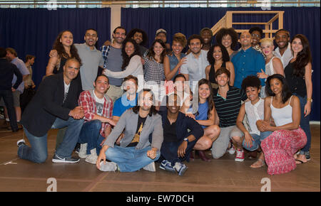 Manhattan, NY, USA. 18. Juni 2015. Hauptdarsteller LIN-MANUEL MIRANDA (links sitzend) schließt sich der Besetzung, Crew und Produzenten von Broadway '' Hamilton'' treffen und posieren für Fotos vor Beginn der Proben in den neuen Studios in 42nd Street Donnerstag, 18. Juni 2015. '' Hamilton'' beginnt am 13. Juli vor einer offiziellen Premiere August 6 Vorschau im Richard Rodgers Theatre. Das Musical hat seine 4-monatige ausverkaufte Engagement in The Public Theater am 4. Mai abgeschlos- © Bryan Smith/ZUMA Draht/Alamy Live-Nachrichten Stockfoto