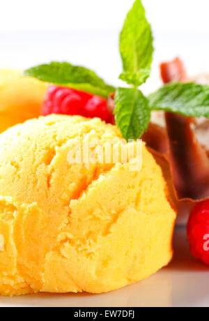 Kugeln gelb Eis mit Himbeeren und Schokolade locken Stockfoto