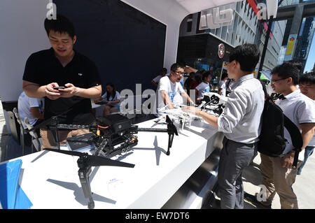 (150619)--SHENZHEN, Blick 19. Juni 2015 (Xinhua)--Menschen DJI unbemannte Flugzeuge auf der Maker Faire Wochentags 2015 Shenzhen Maker in Shenzhen, Guangdong Provinz Süd-China, 19. Juni 2015. Der Shenzhen-Maker-Woche startete hier Freitag. (Xinhua/Mao Siqian) (Yxb) Stockfoto