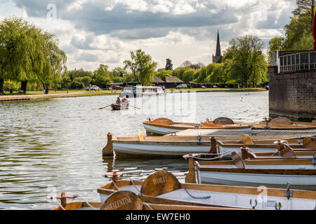 Der Fluss Avon in Stratford-upon-Avon ist beliebt bei Touristen für Flusskreuzfahrten und Sportboote Stockfoto