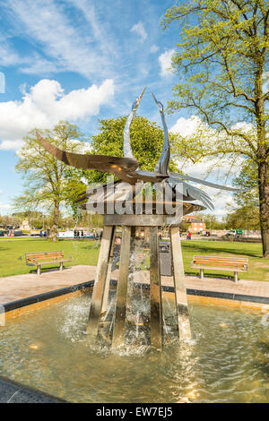 Außerhalb der Swan Theatre in Stratford-upon-Avon ist eine Skulptur von zwei Schwänen Stockfoto