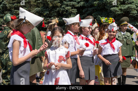 Linie von jungen Mädchen in traditionellen roten-Armee-Uniformen und kommunistischen Pionier Uniformen als Teil der Russia Day Feierlichkeiten in Uf Stockfoto