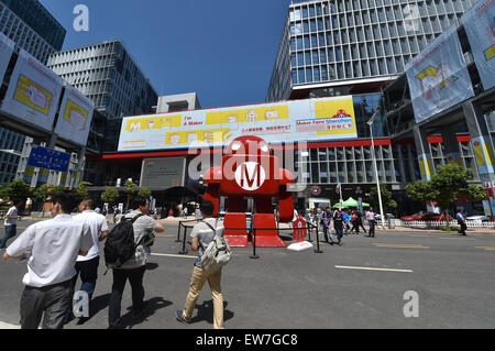 (150619)--SHENZHEN, 19. Juni 2015 (Xinhua)--Menschen besuchen die Maker Faire Wochentags 2015 Shenzhen Maker in Shenzhen, Guangdong Provinz Süd-China, 19. Juni 2015.  Der Shenzhen-Maker-Woche startete hier Freitag. (Xinhua/Mao Siqian) (Yxb) Stockfoto