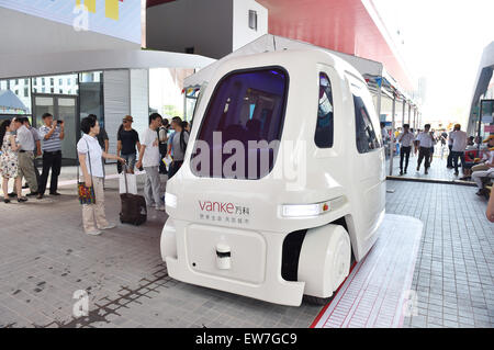 (150619)--SHENZHEN, Blick 19. Juni 2015 (Xinhua)--Menschen ein fahrerloses Auto auf der Maker Faire Wochentags 2015 Shenzhen Maker in Shenzhen, Guangdong Provinz Süd-China, 19. Juni 2015.  Der Shenzhen-Maker-Woche startete hier Freitag. (Xinhua/Mao Siqian) (Yxb) Stockfoto