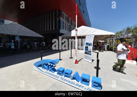 (150619)--SHENZHEN, erscheint 19. Juni 2015 (Xinhua)--eine Rakete in der Lage meteorologischen erkennen der Maker Faire Wochentags 2015 Shenzhen Maker in Shenzhen, Guangdong Provinz Süd-China, 19. Juni 2015.  Der Shenzhen-Maker-Woche startete hier Freitag. (Xinhua/Mao Siqian) (Yxb) Stockfoto