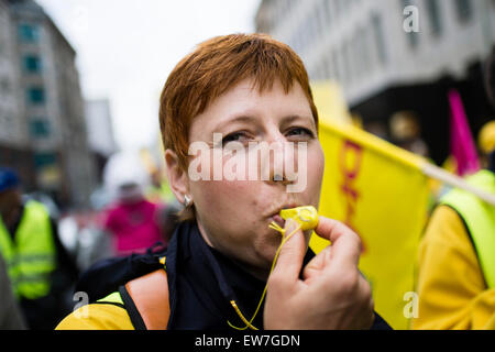 Berlin, Deutschland. 19. Juni 2015. Diana Niemeyer Proteste bei einer Demonstration von Arbeitern der Deutschen Post für höhere Löhne in Berlin, Deutschland, 19. Juni 2015. Foto: GREGOR FISCHER/DPA/Alamy Live-Nachrichten Stockfoto